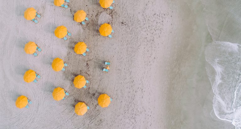 Αιγιαλός: Οκτώ στις δέκα επιχειρήσεις παραβιάζουν τον νόμο για τις ξαπλώστρες στις παραλίες της Ανατολικής Αττικής