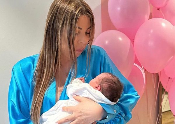 Άντζελα Δημητρίου: Συγκινημένη με τον ερχομό της εγγονής της – «Ό,τι καλύτερο έχει φέρει ο Θεός στην αγκαλιά μου»