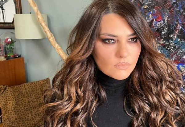Κατερίνα Ζαρίφη: «Όλοι εσείς που παντρευτήκατε και κάνατε παιδί έχετε φτιάξει τη ζωή σας;»