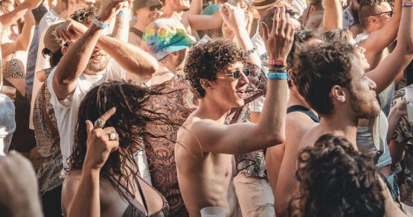 Χορεύοντας μέχρι την αυγή στην αλβανική Ριβιέρα