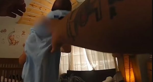 ΗΠΑ: Η στιγμή που αστυνομικός σώζει νεογέννητο που είχε χάσει τις αισθήσεις του