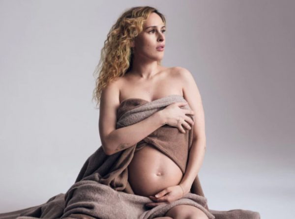 Ράμερ Γουίλις: «Θηλάζω τη Λου, γελοιωδώς καμένη από τον ήλιο»