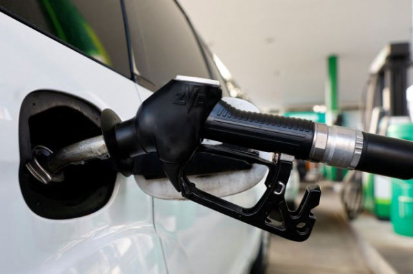 Καύσιμα: Εκτοξεύτηκε μέχρι και τα 3 ευρώ η αμόλυβδη βενζίνη στα νησιά [πίνακας]