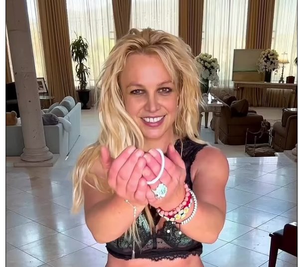 Britney Spears: «Σας προκαλώ να τα βάλετε μαζί μου!»