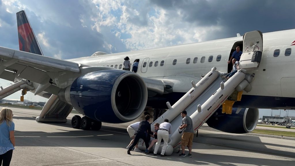 Αγωνία σε πτήση στις ΗΠΑ: Στιγμές αγωνίας για 190 επιβάτες – Έσκασε ένα από τα ελαστικά του αεροσκάφους