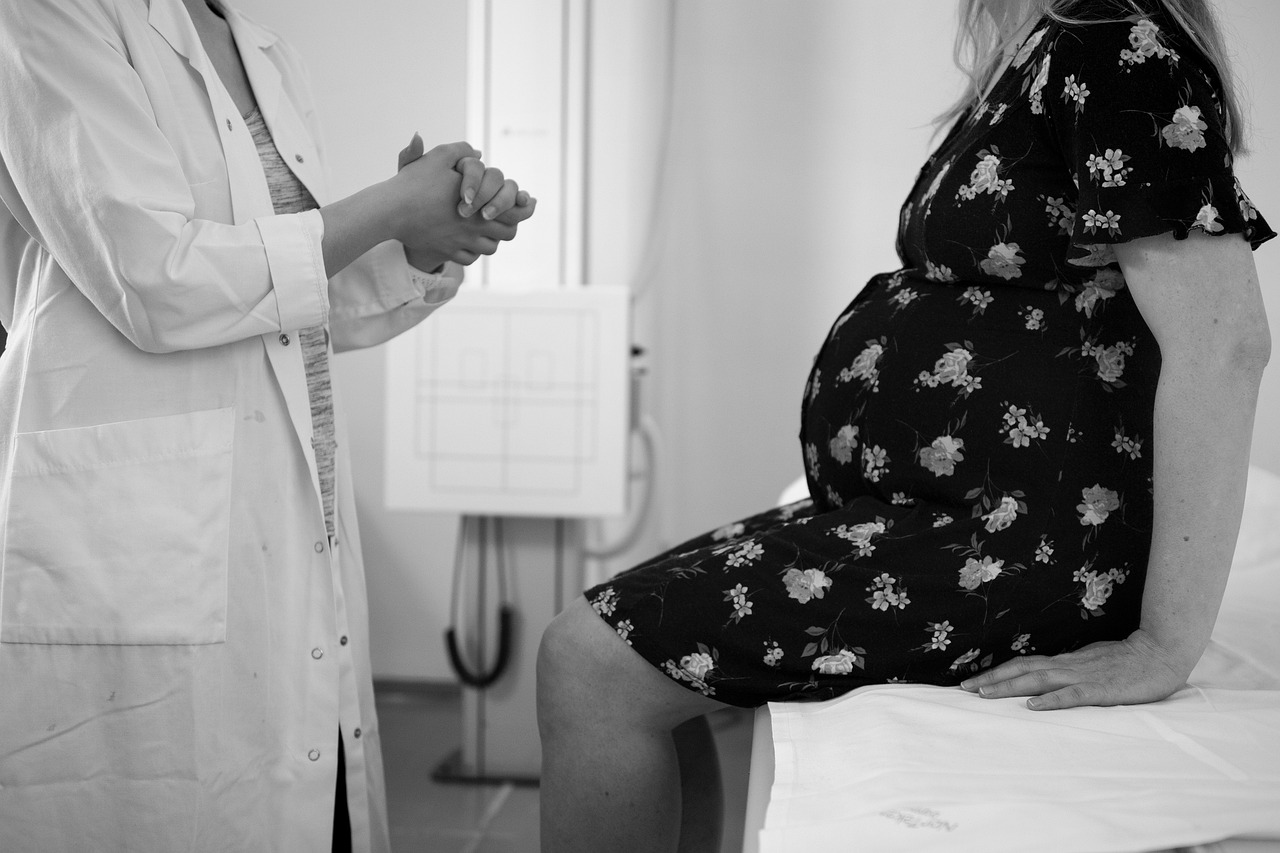 Παράνομες υιοθεσίες: Πάνω από 200 γυναίκες καταθέτουν για εικονικές ωοληψίες και εμβρυομεταφορές