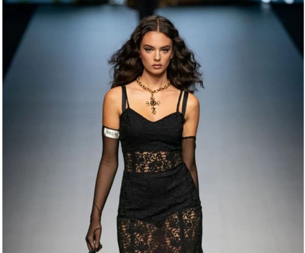 Ντέβα Κασέλ: Η καλλονή κόρη της Μπελούτσι πρωταγωνιστεί στον κινηματογράφο