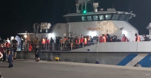 Καλαμάτα: Μεταφέρθηκαν σε αποθήκες του λιμανιού 49 διασωθέντες μετανάστες