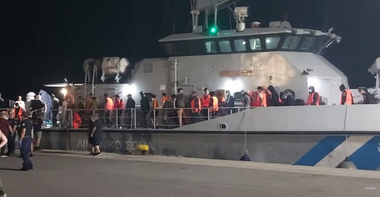 Καλαμάτα: Μεταφέρθηκαν σε αποθήκες του λιμανιού 49 διασωθέντες μετανάστες