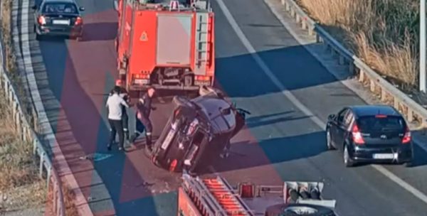 Θεσσαλονίκη: Η στιγμή που οδηγός σπάει τις μπάρες στα διόδια του Λαγκαδά τρέχοντας με 192 χιλιόμετρα