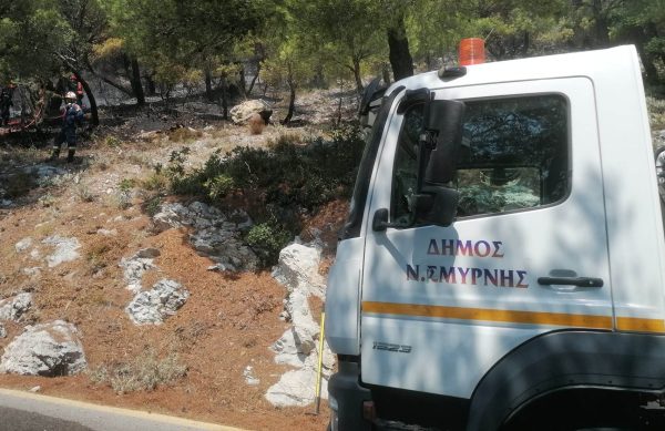 Στην Πάρνηθα επιχειρεί και υδροφόρα του Δήμου Νέας Σμύρνης