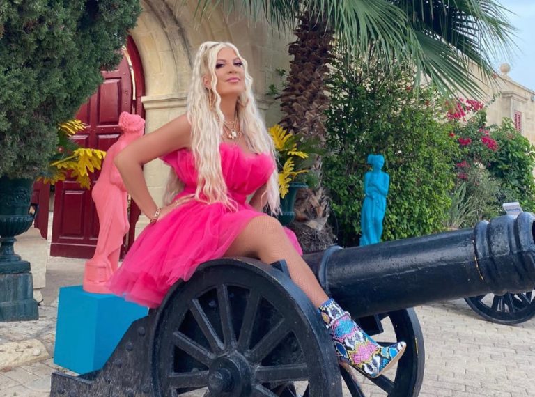 Τόρι Σπέλινγκ: Σε δύσκολη οικονομική κατάσταση η Ντόνα του Μπέβερλι Χιλς – Ζει σε τροχόσπιτο με τα παιδιά της