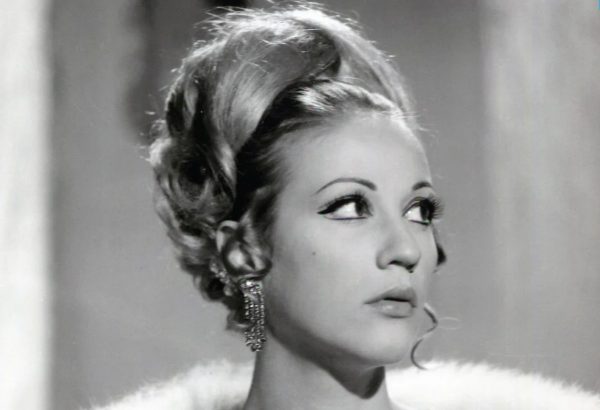 Ζωή Λάσκαρη: «Ο σταρ γεννιέται, δεν έχει να κάνει με την ομορφιά, αλλά με την προσωπικότητα που ακτινοβολεί»