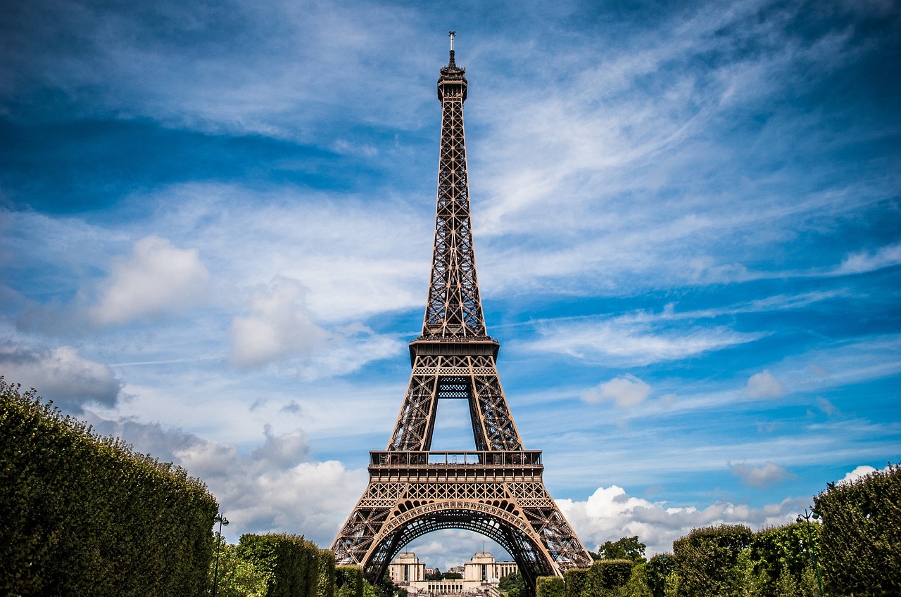 Γαλλία: Πήδηξε με αλεξίπτωτο από τον Πύργο του Άιφελ και συνελήφθη