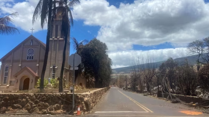 Φωτιά στην Χαβάη: Ιστορική εκκλησία γλίτωσε από την πύρινη λαίλαπα