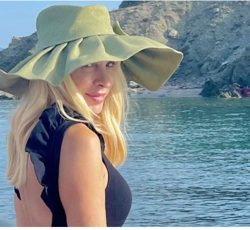 Ελένη Μενεγάκη: Απόδραση στο Μεγανήσι μετά την Άνδρο