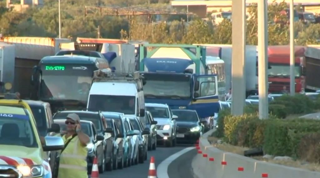 Εθνική οδός: Απίστευτη ταλαιπωρία με χιλιάδες εγκλωβισμένα οχήματα – Άνοιξε μετά από 8 ώρες ο δρόμος