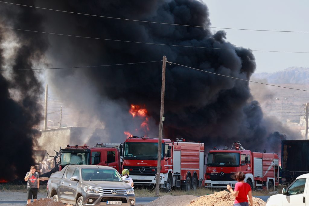 Υπό έλεγχο η πυρκαγιά σε μάντρα αυτοκινήτων στον Ασπρόπυργο