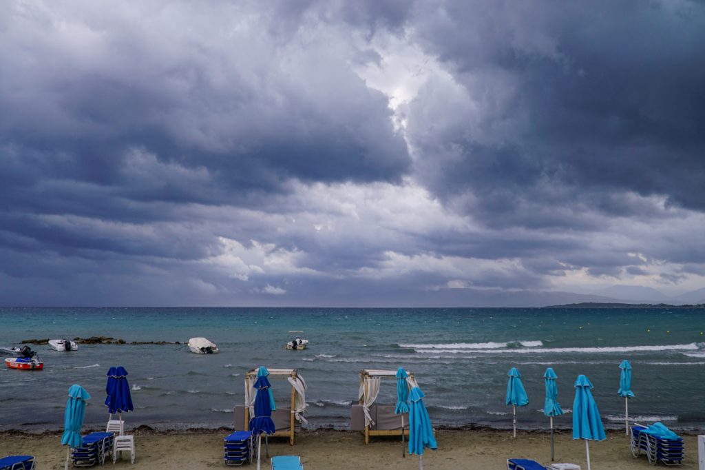 Κακοκαιρία «Petar»: Καταιγίδες και χαλάζι στην Κέρκυρα – Απεγκλωβίστηκαν 10 τουρίστες από παραλία