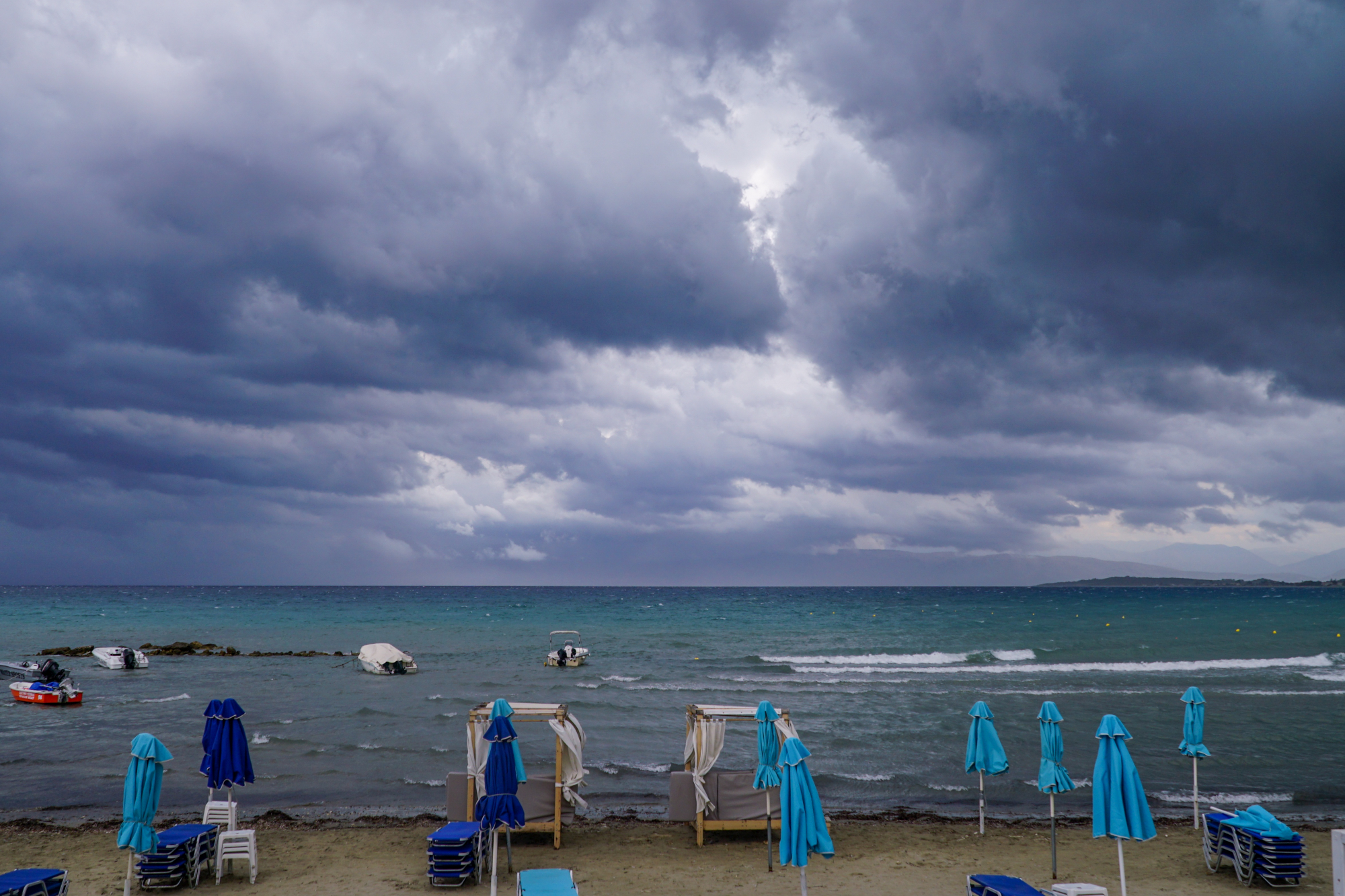 Κακοκαιρία «Petar»: Καταιγίδες και χαλάζι στην Κέρκυρα - Απεγκλωβίστηκαν 10 τουρίστες από παραλία
