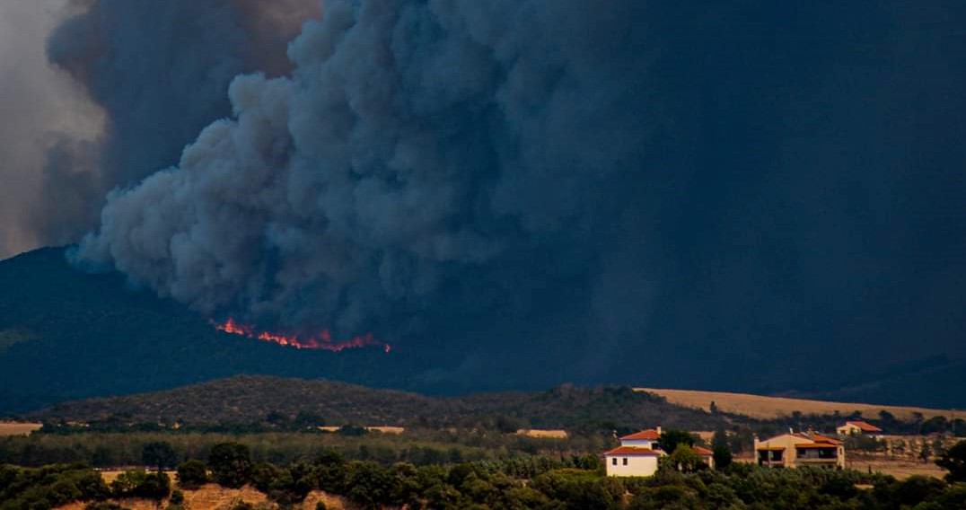 Μαίνεται η φωτιά στην Αλεξανδρούπολη - Εκκενώνονται οικισμοί