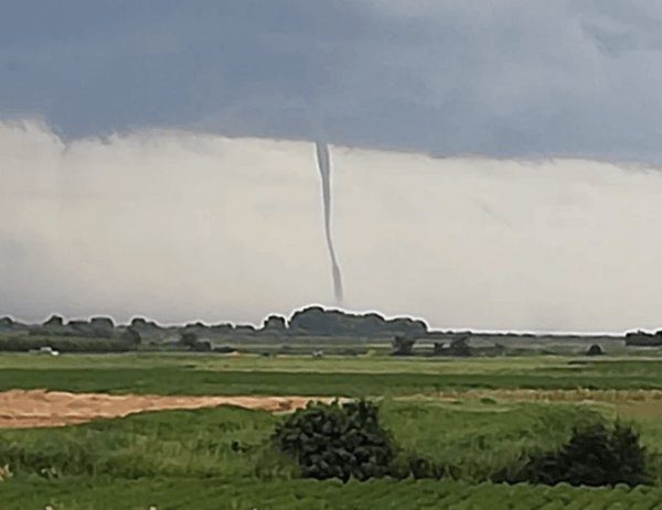 Πιερία: Εμφανίστηκε υδροσίφωνας στο Αιγίνιο – Το σπάνιο φαινόμενο