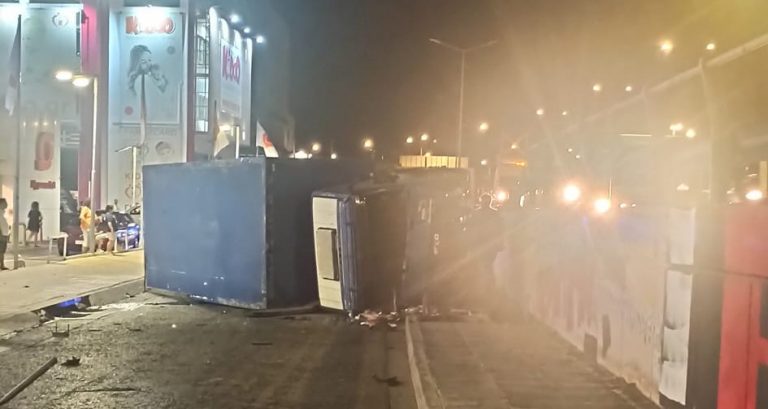 Λεωφόρος Κηφισού: Τροχαίο με ανατροπή φορτηγού στο Περιστέρι – Κλειστός ο παράδρομος