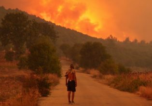 Φωτιές: Οι καπνοί από τα πύρινα μέτωπα κάλυψαν τον ουρανό της Ελλάδας