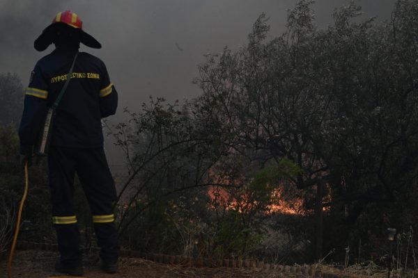 Φωτιά στον Όλυμπο: Καίει δύσβατη περιοχή στην Καρυά