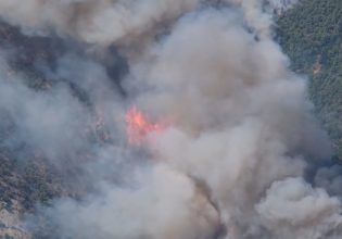 Φωτιά στην Πάρνηθα: «Κόβουν την ανάσα» τα πλάνα από το ελικόπτερο της πυροσβεστικής