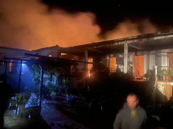 Φωτιά στην Αρκαδία – Καίει στο Μετόχι της Ιεράς Μονής Παναγίας της Κανδήλας