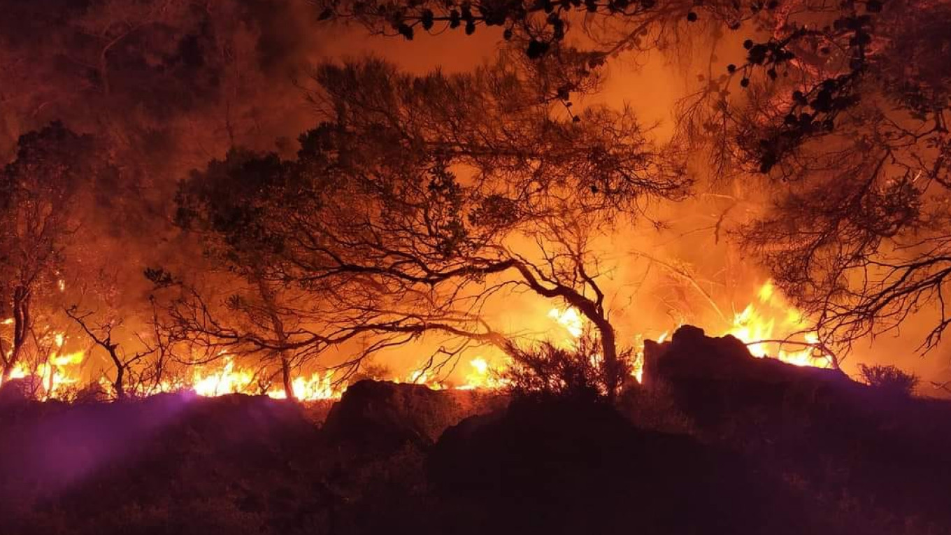 Πόσο επηρέασαν οι πυρκαγιές τον τουρισμό - Τι συμβαίνει σε Ρόδο και Κέρκυρα