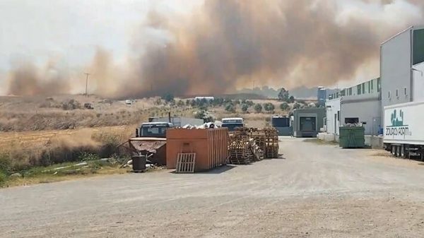 ΚΚΕ: Καταγγελία για εργοστάσιο που δουλεύει ενώ η φωτιά είναι στα 100 μέτρα