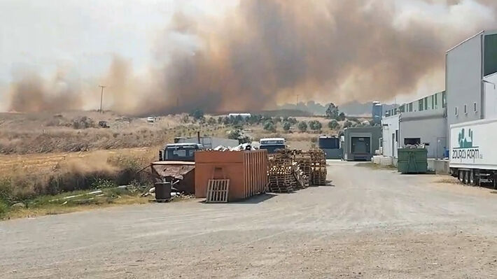 ΚΚΕ: Καταγγελία για εργοστάσιο που δουλεύει ενώ η φωτιά είναι στα 100 μέτρα