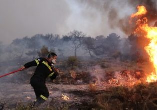 Οι κεραυνοί προκάλεσαν φωτιές σε έξι σημεία σε Βάρη, Βούλα, Κορωπί