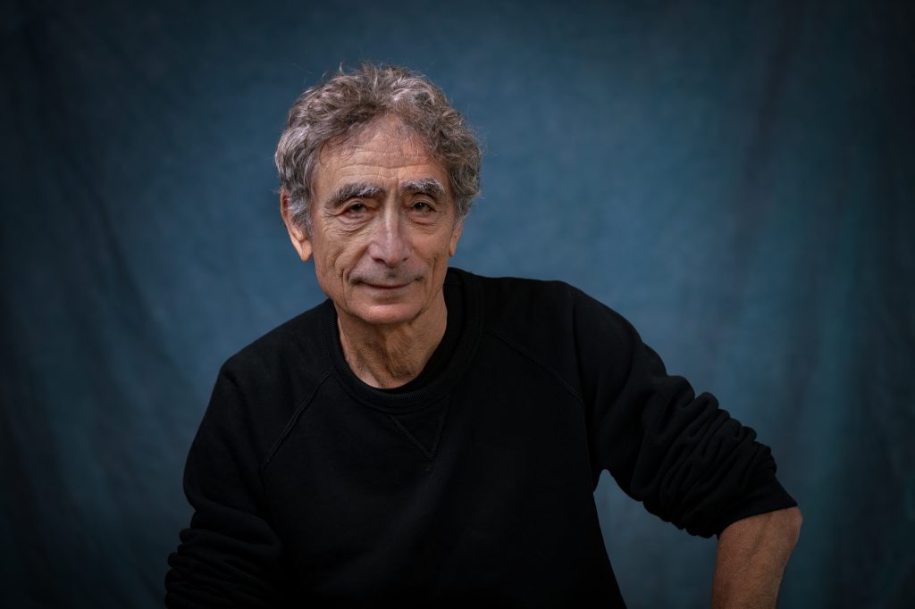 Gabor Maté: Ο γιατρός της ψυχής που «βουτάει» στο τραύμα