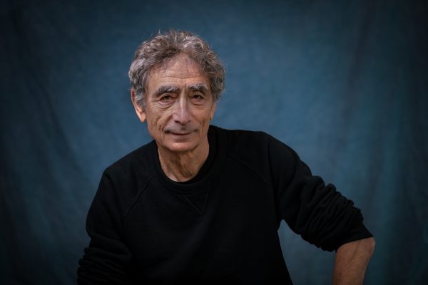 Gabor Maté: Ο γιατρός της ψυχής που «βουτάει» στο τραύμα