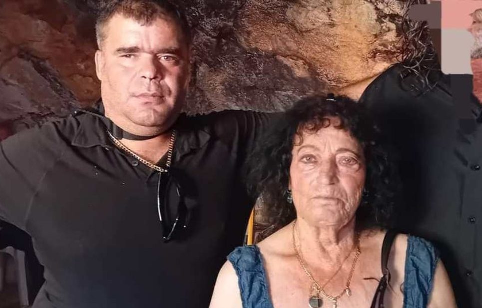 Κρήτη: Η 82χρονη Παρασκιώ και ο 41χρονος Κωστής ανεβαίνουν τα σκαλιά της εκκλησίας