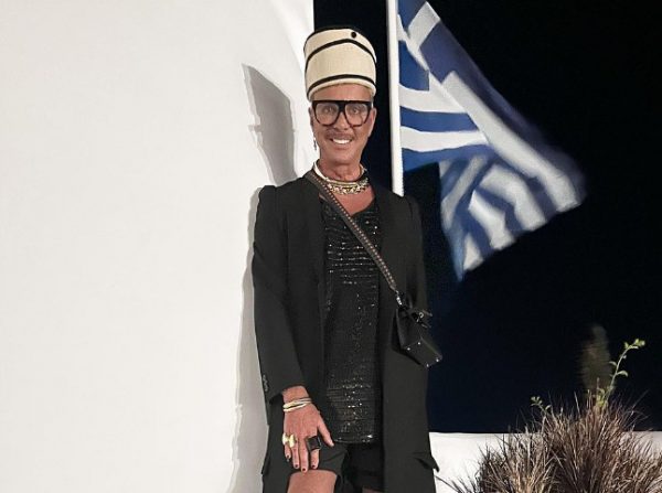 Ο Λάκης Γαβαλάς ποζάρει γυμνός στον καθρέφτη