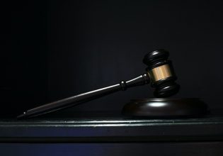 ΗΠΑ: Δικαστής συνελήφθη για τη δολοφονία της γυναίκας του – «Μόλις την πυροβόλησα. Λυπάμαι δεν θα έρθω αύριο στη δουλειά»