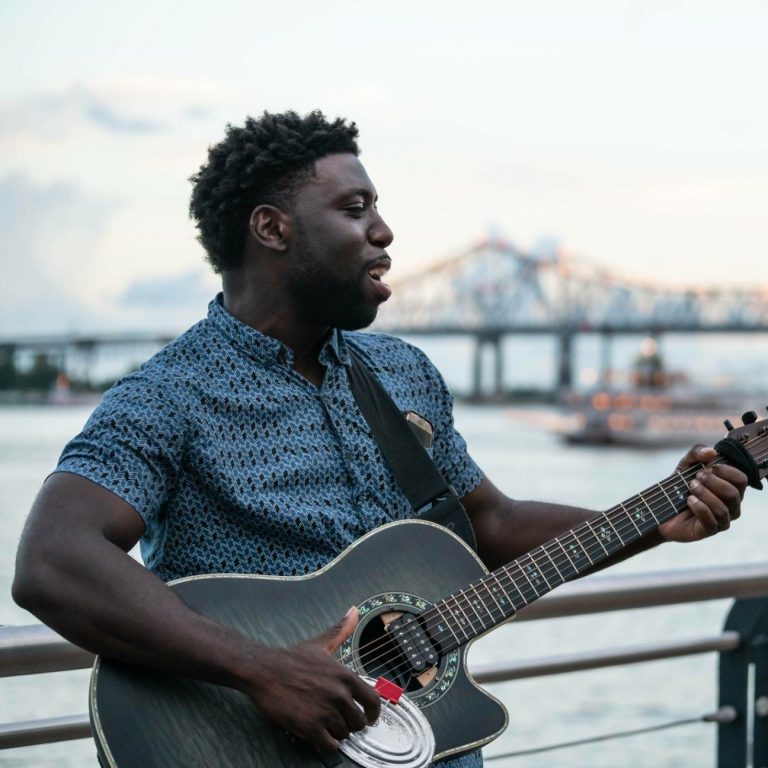 Μουσικός του δρόμου ξεσηκώνει τους περαστικούς και αναδεικνύει νέα ταλέντα