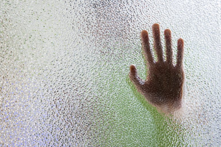 Ενδοοικογενειακή βία στη Λάρισα: «Επί δύο ώρες τη χτύπαγε» – Σοκάρουν οι περιγραφές από την κακοποίηση της αστυνομικού από τον σύζυγό της