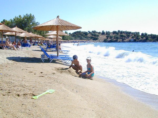 Χαλκιδική: «Μας ξυλοκόπησε γιατί δεν κάτσαμε στην ξαπλώστρα του» – Σοβαρή καταγγελία για ιδιοκτήτη beach bar