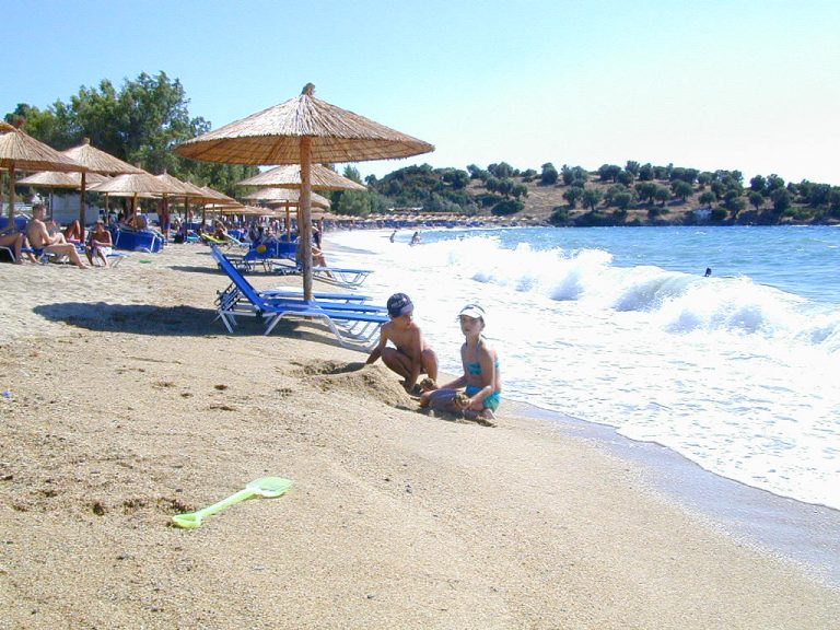 Χαλκιδική: «Μας ξυλοκόπησε γιατί δεν κάτσαμε στην ξαπλώστρα του» – Σοβαρή καταγγελία για ιδιοκτήτη beach bar