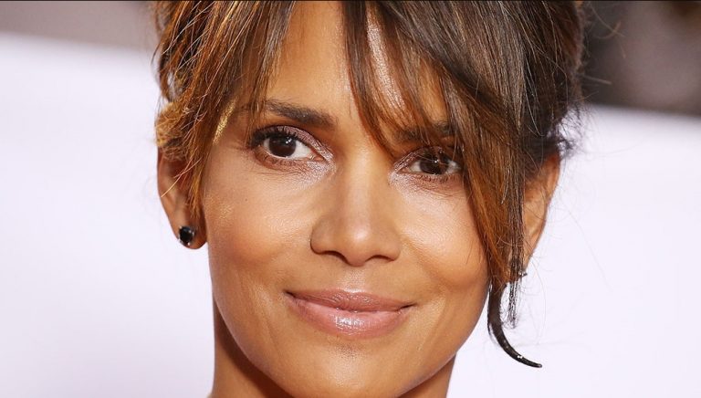 Χάλι Μπέρι: «Αμφισβητώ όλα όσα νόμιζα ότι ήξερα για την εμμηνόπαυση στα 56 μου»