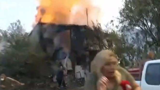 Φωτιά στην Αλεξανδρούπολη: Έκρηξη σε σπίτι σε ζωντανή μετάδοση - Κινδύνευσε τηλεοπτικό συνεργείο