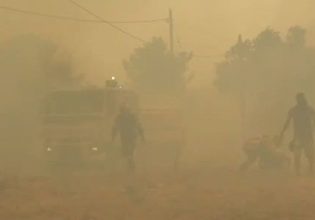 Φωτιά στην Πάρνηθα: Δραματικές στιγμές για το συνεργείο του MEGA – «Καίει και από τις δύο πλευρές, δεν βλέπουμε τίποτα»