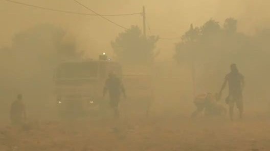 Φωτιά στην Πάρνηθα: Δραματικές στιγμές για το συνεργείο του MEGA - «Καίει και από τις δύο πλευρές, δεν βλέπουμε τίποτα»