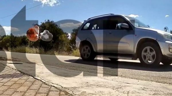 Ναύπλιο: Η στιγμή που ο Δήμαρχος πετάει σκουπίδια και περιττώματα στο σπίτι του πολιτικού του αντιπάλου – Βίντεο ντοκουμέντο