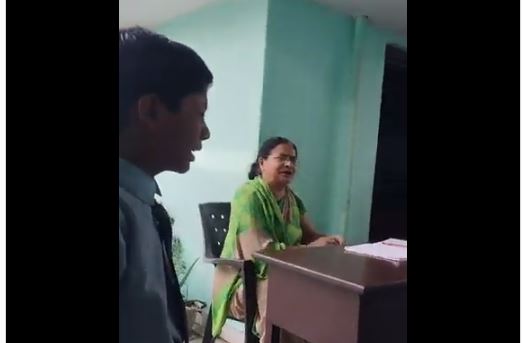 Ινδία: Σοκ με βίντεο που δείχνει δασκάλα να ζητεί από μαθητές της να χαστουκίζουν μουσουλμάνο συμμαθητή τους